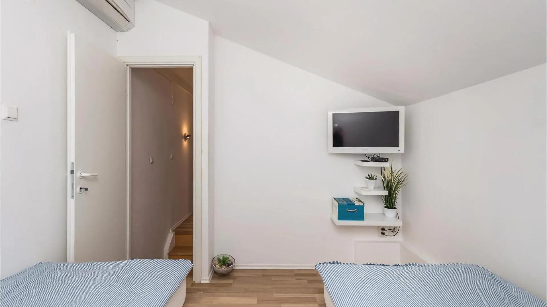 Nice Apartment In Pag With Kitchen 0*, Pag Town